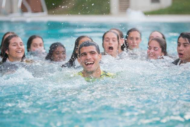 Bilder des Jahres 2023, Sport 04 April Sport Themen der Woche KW16 Sport Bilder des Tages April 23, 2023, Barcelona, Barcelona, Spain: CARLOS ALCARAZ celebrates his victory with the traditional dive in the swimming pool after the final against STEFANOS TSITSIPAS in the Barcelona Open Banc Sabadell 2023. CARLOS ALCARAZ won the final 6-3 6-4 against STEFANOS TSITSIPAS. Barcelona Spain - ZUMAr159 20230423_zap_r159_052 Copyright: xPatriciaxRodriguesx