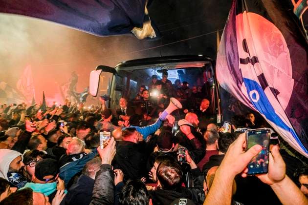 Sport Themen der Woche KW16 Sport Bilder des Tages Italy: post-Juventus celebrations at Capodichino airport The city is in celebration, thousands of people have poured into Capodichino airport to await the team on their return from the away match in Turin, where Napoli won 1-0 against Juventus. Smoke chants and flags welcome the Azzurri s bus. ABPH2407 Copyright: xAntonioxBalascox