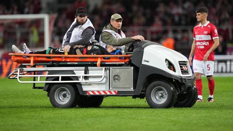 Sport Themen der Woche KW17 Sport Bilder des Tages Russia Soccer Premier-League Spartak - Krasnodar 8418264 24.04.2023 Medics take away from the field Krasnodar s Kady Borges, who was injured in the Russian Premier-League soccer match between Spartak Moscow and Krasnodar, in Moscow, Russia. Alexander Vilf Sputnik Moscow Russia  Copyright: xAlexanderxVilfx