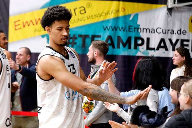 24.04.2023, easyCredit Basketball Bundesliga, BBL, Saison 2022 2023, Herren, BG Göttingen - Chemnitz Niners, 13, Jason George, Niners Chemnitz bedankt sich bei den Fans Göttingen Sparkassen Arena Niedersachsen Germany