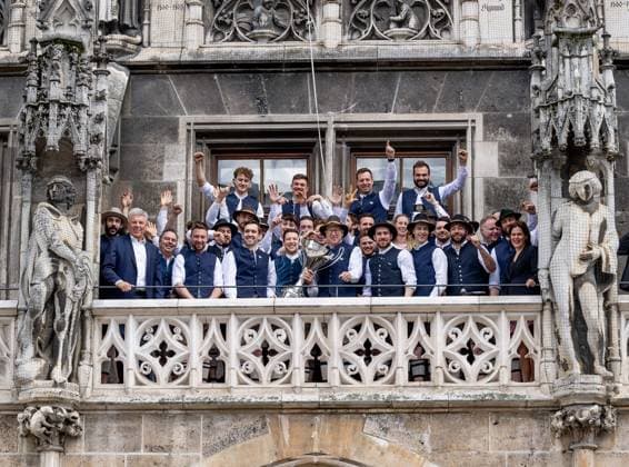 Sport Themen der Woche KW17 Sport Bilder des Tages Das Team des EHC Red Bull Muenchen praesentiert den Meisterpokal auf dem Balkon des Rathauses. Deutscher Meister EHC Red Bull Muenchen, Eishockey, Eintrag ins Goldene Buch der Stadt Muenchen, Saison 2022 2023, 25.04.2023. Deutscher Meister EHC Red Bull Muenchen, Eishockey, Eintrag ins Goldene Buch der Stadt Muenchen, Saison 2022 2023, 25.04.2023. Muenchen *** The EHC Red Bull Muenchen team presents the championship trophy on the balcony of the city hall German champion EHC Red Bull Muenchen, ice hockey, entry in the Golden Book of the City of Munich, season 2022 2023, 25 04 2023 German champion EHC Red Bull Muenchen, ice hockey, entry in the Golden Book of the City of Munich, season 2022 2023, 25 04 2023 Munich Copyright: xEibner-Pressefoto HeikexFeinerx EP_HFR
