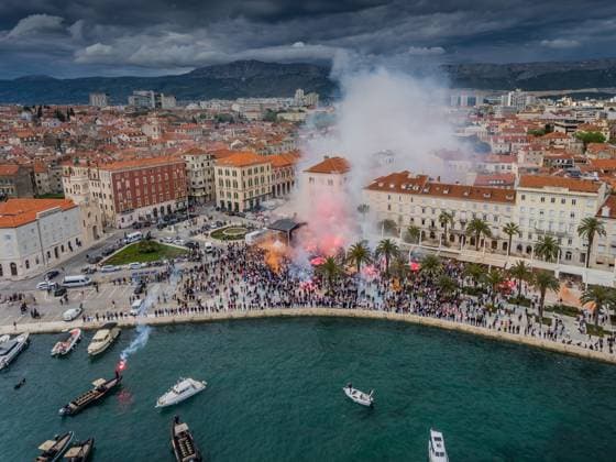 Bilder des Jahres 2023, Sport 04 April Sport Themen der Woche KW17 Sport Bilder des Tages DRON PHOTO - Hajduk Split welcome celebration A dron photo shows a Hajduk Split fans participate in welcome celebration a day after UEFA Youth League final match between AZ Alkmaar and Hajduk Split at boardwalk in Split, Croatia on April 25, 2023. ZvonimirxBarisin PIXSELL