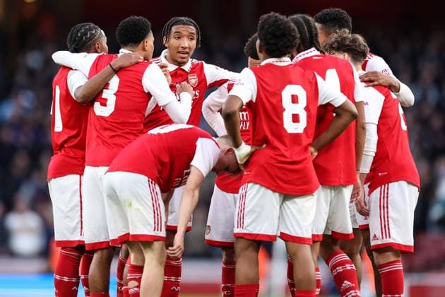 FA Youth Cup Final 25 April 2023, London - FA Youth Cup Final - Arsenal - West Ham United - Bradley Ibrahim of Arsenal leads a team huddle at the start of the second half - Photo: Jacques Feeney Offside. London UK *** FA-Jugendpokalfinale 25. April 2023, London FA-Jugendpokalfinale Arsenal West Ham United Bradley Ibrahim von Arsenal leitet eine Mannschaftssitzung zu Beginn der zweiten Halbzeit Foto Jacques Feeney Offside London UK  Copyright: xJacquesxFeeneyx xOffsidexOffside