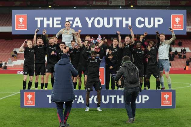 Sport Themen der Woche KW17 Sport Bilder des Tages Arsenal Under 18s v West Ham Under 18s FA Youth Cup Gideon Kodua of West Ham lifts the trophy at the end of the FA Youth Cup Final between Arsenal Under 18s and West Ham Under 18s at the Emirates Stadium, London Content Not Available For UK Newspapers Copyright: xPaulxChestertonx FIL-18437-0090 UK Newspapers OUT