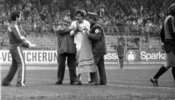 16.02.80 VfB Stuttgart - Eintracht Frankfurt Deutschland, Stuttgart, 16.02.1980, Fussball, DFB-Pokal, Achtelfinale, VfB Stuttgart - Eintracht Frankfurt (3:2): Walter Kelsch (VfB Stuttgart); Verletzung. *** 16 02 80 VfB Stuttgart Eintracht Frankfurt Germany, Stuttgart, 16 02 1980, Football, DFB Cup, Round of 16, VfB Stuttgart Eintracht Frankfurt 3 2 Walter Kelsch VfB Stuttgart injury