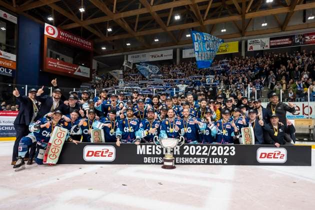 Bilder des Jahres 2023, Sport 04 April Sport Themen der Woche KW17 Sport Bilder des Tages Meisterfoto DEL2 2022 2023 - Ravensburg Towerstars GER, Ravensburg Towerstars vs EC Bad Nauheim, Eishockey, DEL 2, Saison 2022 23, Playoffs, Finale, 5of7, 25.04.2023, GER, Ravensburg Towerstars vs EC Bad Nauheim, Eishockey, DEL 2, Saison 2022 23, Playoffs, Finale, 5of7, 25.04.2023 Ravensburg *** Meisterfoto DEL2 2022 2023 Ravensburg Towerstars GER, Ravensburg Towerstars vs EC Bad Nauheim, ice hockey, DEL 2, season 2022 23, playoffs, final, 5of7, 25 04 2023, GER, Ravensburg Towerstars vs EC Bad Nauheim, ice hockey, DEL 2, season 2022 23, playoffs, final, 5of7, 25 04 2023 Ravensburg. Copyright: xEibner-Pressefoto FlorianxWolfx EP_FWF