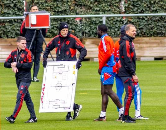 Sport Bilder des Tages Trainer Thomas Tuchel mit Co Anthony Barry (L) Training des FC Bayern an der Säbener Strasse in München Datum: 26.04.2023