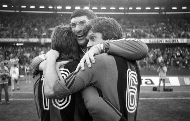 28.02.81 Eintracht Frankfurt - VfB Stuttgart Deutschland, Frankfurt, 28.02.1981, Fussball, DFB-Pokal, Viertelfinale, Eintracht Frankfurt - VfB Stuttgart (2:1): v.l. Bernd Nickel (Eintracht Frankfurt), Lothar Buchmann (Trainer Eintracht Frankfurt), Werner Lorant (Eintracht Frankfurt). *** 28 02 81 Eintracht Frankfurt VfB Stuttgart Germany, Frankfurt, 28 02 1981, Football, DFB Cup, Quarterfinal, Eintracht Frankfurt VfB Stuttgart 2 1 v l Bernd Nickel Eintracht Frankfurt , Lothar Buchmann Coach Eintracht Frankfurt , Werner Lorant Eintracht Frankfurt