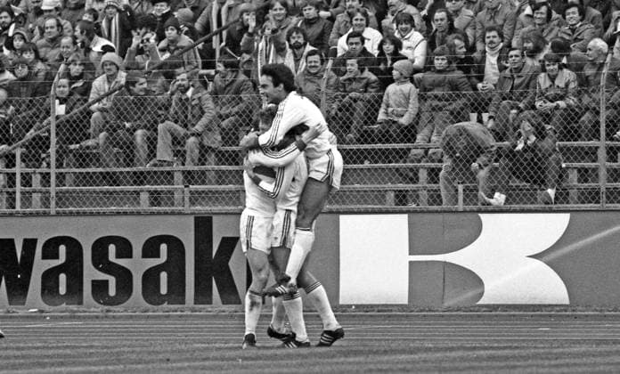 28.02.81 Eintracht Frankfurt - VfB Stuttgart Deutschland, Frankfurt, 28.02.1981, Fussball, DFB-Pokal, Viertelfinale, Eintracht Frankfurt - VfB Stuttgart (2:1): v.l. Walter Kelsch, Karl Allgöwer, Hansi Müller (alle VfB Stuttgart); Jubel Tor 0:1 Allgöwer. *** 28 02 81 Eintracht Frankfurt VfB Stuttgart Germany, Frankfurt, 28 02 1981, Football, DFB Cup, Quarterfinal, Eintracht Frankfurt VfB Stuttgart 2 1 v l Walter Kelsch, Karl Allgöwer, Hansi Müller all VfB Stuttgart cheering goal 0 1 Allgöwer