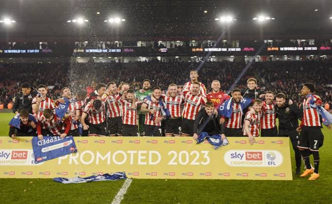 Sport Themen der Woche KW17 Sport Bilder des Tages Mandatory Credit: Photo by Greig Cowie Shutterstock (13884896ap) Sheffield United players celebrate promotion Sheffield United v West Bromwich Albion, EFL Sky Bet Championship, Football, Bramall Lane, Sheffield, UK - 26 Apr 2023 EDITORIAL USE ONLY No use with unauthorised audio, video, data, fixture lists, club league logos or live services. Online in-match use limited to 120 images, no video emulation. No use in betting, games or single club league player publications. Sheffield United v West Bromwich Albion, EFL Sky Bet Championship, Football, Bramall Lane, Sheffield, UK - 26 Apr 2023 EDITORIAL USE ONLY No use with unauthorised audio, video, data, fixture lists, club league logos or live services. Online in-match use limited to 120 images, no video emulation. No use in betting, games or single club league player publications.  Copyright: xGreigxCowie Shutterstockx 13884896ap