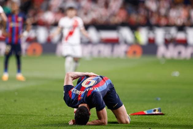 Sport Themen der Woche KW17 Sport Bilder des Tages April 26, 2023, MADRID, MADRID, SPAIN: Robert Lewandowski of FC Barcelona, Barca hurts during the spanish league, La Liga Santander, football match played between Rayo Vallecano and FC Barcelona at Estadio de Vallecas on April 26, 2023, in Madrid, Spain. MADRID SPAIN - ZUMAa181 20230426_zaa_a181_214 Copyright: xOscarxJ.xBarrosox