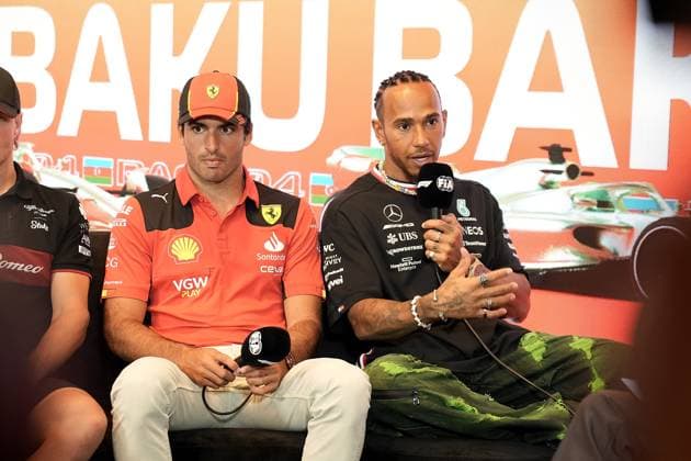 27.04.2023, Baku City Circuit , Baku, FORMULA 1 AZERBAIJAN GRAND PRIX 2023 ,im Bild Carlos Sainz Jr. (ESP), Scuderia Ferrari, Lewis Hamilton (GBR), Mercedes-AMG Petronas Formula One Team Baku Baku City Circuit AZERBAIJAN