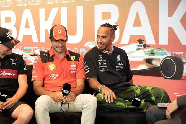 FORMULA 1 AZERBAIJAN GRAND PRIX 2023 27.04.2023, Baku City Circuit , Baku, FORMULA 1 AZERBAIJAN GRAND PRIX 2023 ,im Bild Carlos Sainz Jr. (ESP), Scuderia Ferrari, Lewis Hamilton (GBR), Mercedes-AMG Petronas Formula One Team