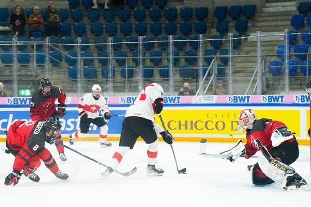 27.04.2023, Basel, St. Jakob Arena, IIHF Ice hockey, Eishockey U18 World Championship, WM, Weltmeisterschaft Canada vs Switzerland, 7 Timo Bunzli (Switzerland) celebrates with teammates after scoring his team s first goal Basel St. Jakob Arena Basel Switzerland Copyright: xJustPictures.ch DanielaxPorcellix
