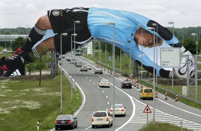 Muenchen, Bayern, Fussball-Weltmeisterschaft, Werbebanner mit dem Torhueter der deutschen Fussball-Nationalmannschaft Oliver Kahn, aufgenommen am 29. Mai 2006. *** Munich, Bavaria, soccer world championship, advertising banner with the goalkeeper of the German national soccer team Oliver Kahn, taken on 29 May 2006