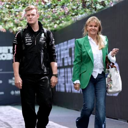SCHUMACHER Mick F1 Team Mercedes mit Mutter CORINNA SCHUMACHER FIA F1 Saison 2023 GP Aserbaidschan F1 GP Baku 2023 in Aserbaidschan am 27.04.2023 in Baku Copyright: xJerryxAndrex
