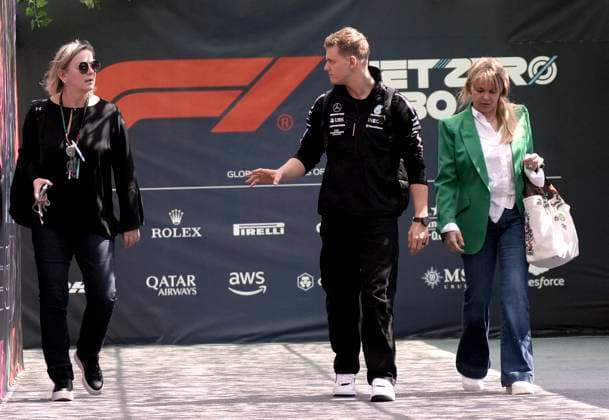 SCHUMACHER Mick F1 Team Mercedes mit Mutter CORINNA und Managerin KEHM Sabine FIA F1 Saison 2023 GP Aserbaidschan F1 GP Baku 2023 in Aserbaidschan am 27.04.2023 in Baku Copyright: xJerryxAndrex