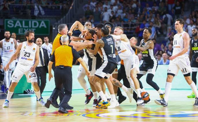Sport Themen der Woche KW17 Sport Bilder des Tages 27th April 2023; Turkish Airlines Euroleague Basketball; Playoff Game 2; Real Madrid vs Partizan Mozzart Bet Belgrade; 27th April 2023; Wizink Center; Madrid; Spain; Turkish Airlines Euroleague Basketball; Playoff Game 2; Real Madrid vs Partizan Mozzart Bet Belgrade; fight between Real Madrid and Partizan players during the game, Dante (Partizan), Gabriel Deck (Real Madrid) Madrid Madrid Spain Baloncesto *** 27th April 2023 Turkish Airlines Euroleague Basketball Playoff Game 2 Real Madrid vs Partizan Mozzart Bet Belgrade 27th April 2023 Wizink Center Madrid Spain Turkish Airlines Euroleague Basketball Playoff Game 2 Real Madrid vs Partizan Mozzart Bet Belgrade fight between Real Madrid and Partizan players during the game, Dante Partizan , Gabriel Deck Real Madrid Madrid Madrid Madrid Spain Basketball Copyright: xAlbaxPachecox xAgenciaxLOFx