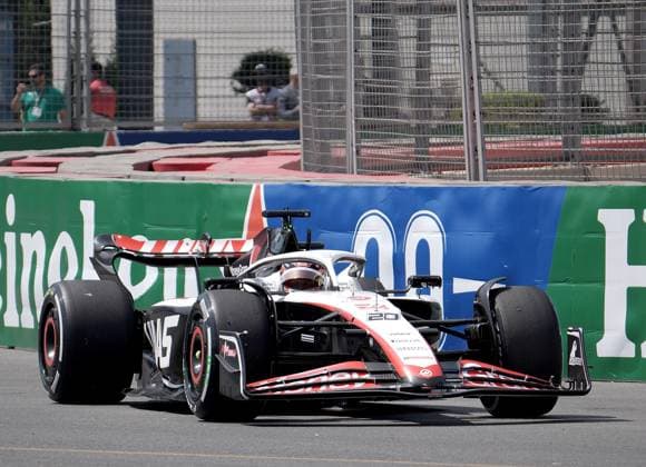 FORMULA 1 AZERBAIJAN GRAND PRIX 2023 28.04.2023, Baku City Circuit , Baku, FORMULA 1 AZERBAIJAN GRAND PRIX 2023 ,im Bild Kevin Magnussen (DNK), Moneygram Haas F1 Team bleibt mit einem Defekt auf der Strecke liegen.