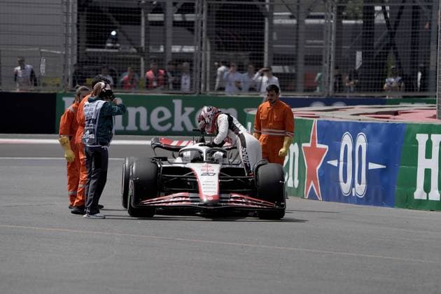 FORMULA 1 AZERBAIJAN GRAND PRIX 2023 28.04.2023, Baku City Circuit , Baku, FORMULA 1 AZERBAIJAN GRAND PRIX 2023 ,im Bild Kevin Magnussen (DNK), Moneygram Haas F1 Team bleibt mit einem Defekt auf der Strecke liegen.