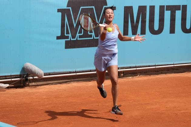 (230428) -- MADRID, April 28, 2023 -- Zheng Qinwen of China competes during the women s singles round of 64 match against Caty McNally of the United States at the Madrid Open tennis tournament in Madrid, Spain, April 28, 2023. ) (SP)SPAIN-MADRID-TENNIS-MADRID OPEN-WOMEN S SINGLES MengxDingbo 