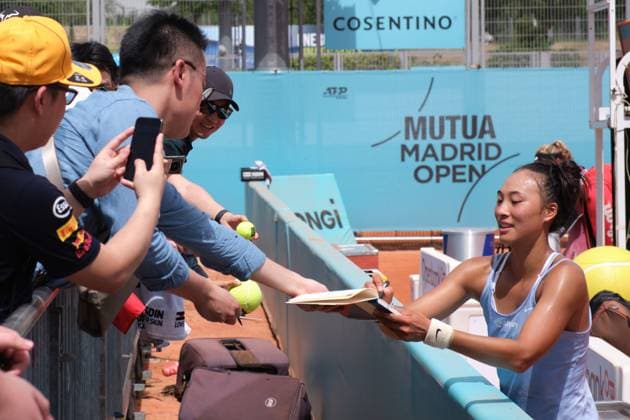 (230428) -- MADRID, April 28, 2023 -- Zheng Qinwen (R) of China signs her signature for fans after the women s singles round of 64 match against Caty McNally of the United States at the Madrid Open tennis tournament in Madrid, Spain, April 28, 2023. ) (SP)SPAIN-MADRID-TENNIS-MADRID OPEN-WOMEN S SINGLES MengxDingbo 