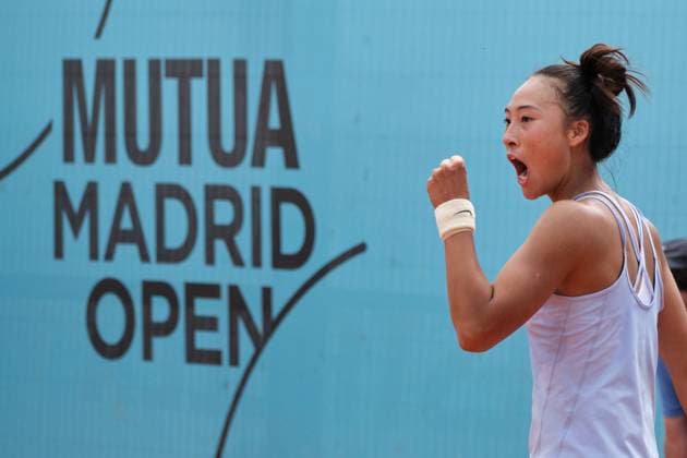Sport Bilder des Tages (230428) -- MADRID, April 28, 2023 -- Zheng Qinwen of China celebrates scoring during the women s singles round of 64 match against Caty McNally of the United States at the Madrid Open tennis tournament in Madrid, Spain, April 28, 2023. ) (SP)SPAIN-MADRID-TENNIS-MADRID OPEN-WOMEN S SINGLES MengxDingbo 