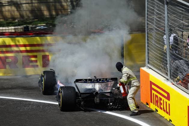 10 GASLY Pierre (fra), Alpine F1 Team A523, action engine crash, accident, during the Formula 1 Azerbaijan Grand Prix 2023, 4th round of the 2023 Formula One World Championship, WM, Weltmeisterschaft from April 28 to 30, 2023 on the Baku City Circuit, in Baku, Azerbaijan - F1 - AZERBAIJAN GRAND PRIX 2023 DPPI Panoramic 00122008__R3_6081