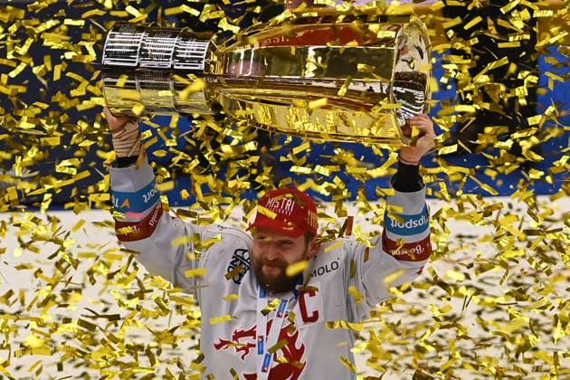 Bilder des Jahres 2023, Sport 04 April Sport Themen der Woche KW17 Sport Bilder des Tages Finale play off hokejove extraligy - 6. zapas: HC Ocelari Trinec - Mountfield Hradec Kralove, 28. dubna 2023, Trinec. Kapitan Trince Petr Vrana s poharem pro viteze. (CTKxPhoto JaroslavxOzana) CTKPhotoP2023042809023  CTKPhotoP2023042809023