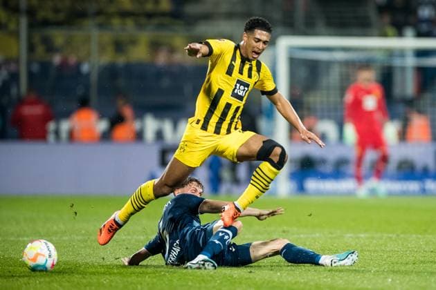 Sport Themen der Woche KW17 Sport Bilder des Tages 1. Fussball Bundesliga, VfL Bochum - Borussia Dortmund Jude Bellingham (Borussia Dortmund, 22), Patrick Osterhage (VfL Bochum, 6) 1. Fussball Bundesliga, VfL Bochum - Borussia Dortmund, VONONVIA Ruhrstadion DFL REGULATIONS PROHIBIT ANY USE OF PHOTOGRAPHS AS IMAGE SEQUENCES AND OR QUASI-VIDEO. *** 1 Football Bundesliga, VfL Bochum Borussia Dortmund Jude Bellingham Borussia Dortmund, 22 , Patrick Osterhage VfL Bochum, 6 1 Football Bundesliga, VfL Bochum Borussia Dortmund, VONONVIA Ruhrstadion DFL REGULATIONS PROHIBIT ANY USE OF PHOTOGRAPHS AS IMAGE SEQUENCES AND OR QUASI VIDEO Copyright: xBEAUTIFULxSPORTS Wunderlx