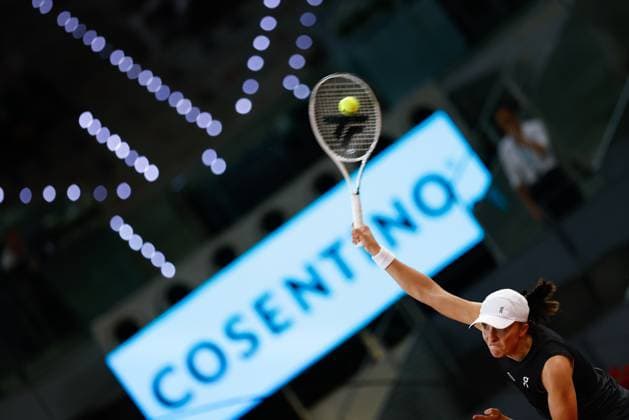 April 28, 2023, MADRID, MADRID, SPAIN: Iga Swiatek of Poland in action against Julia Grabher of Austria during the Mutua Madrid Open 2023 celebrated at Caja Magica on Abril 28, 2023 in Madrid, Spain. MADRID SPAIN - ZUMAa181 20230428_zaa_a181_205 Copyright: xOscarxJ.xBarrosox