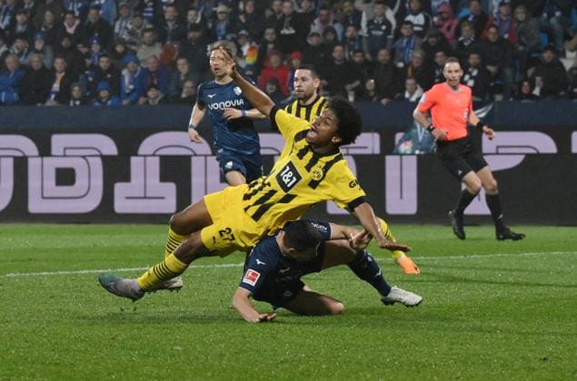 Sport Themen der Woche KW17 Sport Bilder des Tages Danilo Soares (VfL Bochum), re., gegen Karim Adeyemi (Borussia Dortmund), Schiedsrichter Sascha Stegemann, hinten, gibt keinen Elfmeter 28.04.2023, Fussball GER, Saison 2022 2023, 1. Bundesliga, 30. Spieltag, VfL Bochum - Borussia Dortmund 1:1 Bochum Vonovia Ruhrstadion Nordrhein Westfalen Deutschland *** Danilo Soares VfL Bochum , r , against Karim Adeyemi Borussia Dortmund , referee Sascha Stegemann, back , gives no penalty 28 04 2023, Football GER, season 2022 2023, 1 Bundesliga, Matchday 30, VfL Bochum Borussia Dortmund 1 1 Bochum Vonovia Ruhrstadion Nordrhein Westfalen Germany Team2