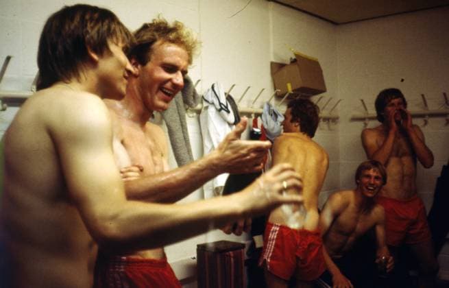 13.06.81 FC Bayern München - Bayer 05 Uerdingen Deutschland, München, 13.06.1981, Fussball, Bundesliga, FC Bayern München - Bayer 05 Uerdingen (4:0): v.l. Klaus Augenthaler, Karl-Heinz Rummenigge (beide FC Bayern München) feiern in der Kabine mit Sekt die Meisterschaft. *** 13 06 81 FC Bayern München Bayer 05 Uerdingen Germany, Munich, 13 06 1981, Football, Bundesliga, FC Bayern München Bayer 05 Uerdingen 4 0 f l Klaus Augenthaler, Karl Heinz Rummenigge both FC Bayern München celebrate the championship in the dressing room with champagne
