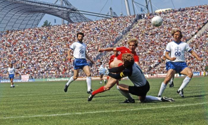 13.06.81 FC Bayern München - Bayer 05 Uerdingen Deutschland, München, 13.06.1981, Fussball, Bundesliga, FC Bayern München - Bayer 05 Uerdingen (4:0): v.l. Karl-Heinz Rummenigge (FC Bayern München), Paul Hesselbach, Siegfried Held (beide Bayer 05 Uerdingen).