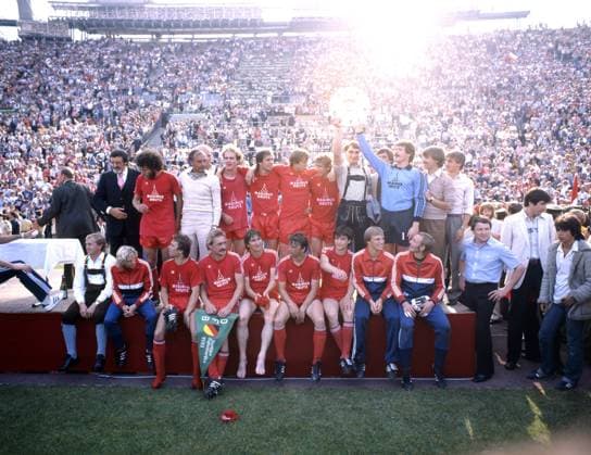 13.06.81 FC Bayern München - Bayer 05 Uerdingen Deutschland, München, 13.06.1981, Fussball, Bundesliga, FC Bayern München - Bayer 05 Uerdingen (4:0): Team Mannschaft Kader FC Bayern München Obere Reihe v.l. Willi O. Hoffmann (Präsident), Paul Breitner, Pal Csernai (Trainer), Karl-Heinz Rummenigge, Norbert Janzon, Udo Horsmann, Wolfgang Dremmler, Walter Junghans mit der Meisterschale, Manfred Müller, Reinhard Saftig (Co-Trainer), Helmut Winklhofer Untere Reihe v.l. Bernd Dürnberger, Kalle del Haye, Wolfgang Kraus, Hans Weiner, Klaus Augenthaler, Kurt Niedermayer, Reinhold Mathy, Hansi Pflügler, x. *** 13 06 81 FC Bayern Munich Bayer 05 Uerdingen Germany, Munich, 13 06 1981, Football, Bundesliga, FC Bayern Munich Bayer 05 Uerdingen 4 0 Team Squad FC Bayern Munich Top row f l Willi O Hoffmann President , Paul Breitner, Pal Csernai coach , Karl Heinz Rummenigge, Norbert Janzon, Udo Horsmann, Wolfgang Dremmler, Walter Junghans with the championship trophy, Manfred Müller, Reinhard Saftig Co Trainer , Helmut Winklhofer Bottom row f l Bernd Dürnberger, Kalle del Haye, Wolfgang Kraus, Hans Weiner, Klaus Augenthaler, Kurt Niedermayer, Reinhold Mathy, Hansi Pflügler, x