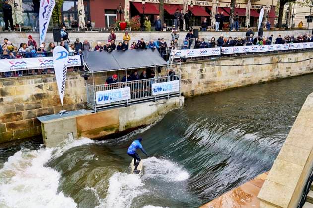 Bilder des Jahres 2023, Sport 04 April Sport Themen der Woche KW17 Sport Bilder des Tages 4. Deutsche Rapid Surf Meisterschaft¯auf der enecity Leinewelle. Hannover, 29.04.2023 *** 4 German Rapid Surf Championship¯on the enecity Leinewelle Hannover, 29 04 2023 Foto:xU.xStammx xFuturexImage