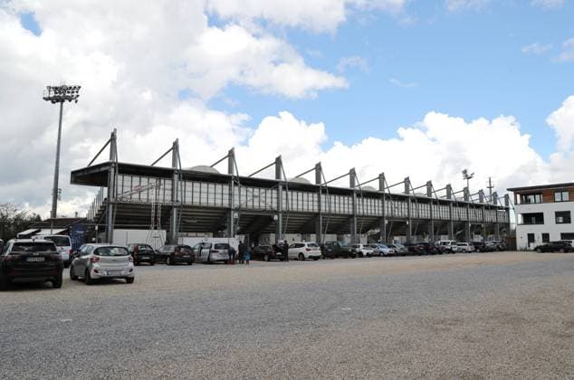 Unterhaching, Deutschland 29. April 2023: Fussball, Herren, Saison 2022 2023, SpVgg Unterhaching - Türkgücü München, Regionalliga Bayern, Stadion am Sportpark Hier der Blick auf den Alpenbauer Sportpark, Stadion am Sportpark in Unterhaching, Heimspielstätte der SpVgg Unterhaching, Rückansicht der Gegengerade, Aussenansicht,Parkplatz