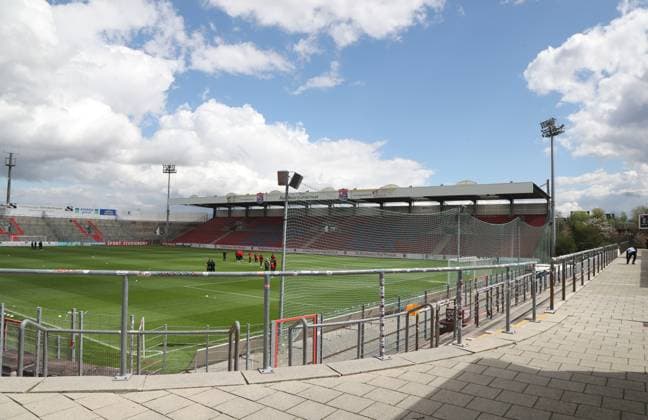 Unterhaching, Deutschland 29. April 2023: Fussball, Herren, Saison 2022 2023, SpVgg Unterhaching - Türkgücü München, Regionalliga Bayern, Stadion am Sportpark Hier der Blick auf den Alpenbauer Sportpark, Stadion am Sportpark in Unterhaching, Heimspielstätte der SpVgg Unterhaching, Blick von der Südtribüne,Ultras auf das Spielfeld und Gegengerade, Osttribüne