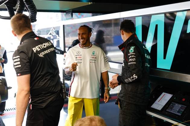 HAMILTON Lewis (gbr), Mercedes AMG F1 Team W14, portrait mechanic, mecanicien, mechanics during the Formula 1 Azerbaijan Grand Prix 2023, 4th round of the 2023 Formula One World Championship, WM, Weltmeisterschaft from April 28 to 30, 2023 on the Baku City Circuit, in Baku, Azerbaijan - F1 - AZERBAIJAN GRAND PRIX 2023 DPPI Panoramic  00122008_F12023GP04AZE_JK005404