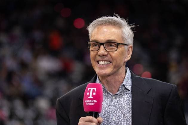 easyCredit Basketball Bundesliga, Telekom Baskets Bonn vs. Basketball Löwen Braunschweig, 29.04.2023 Basketball Bundestrainer Gordon Herbert (Nationaltrainer DBB) zu Gast im Telekom Dome am Magenta Mikrofon Copyright: xBEAUTIFULxSPORTS Derixx