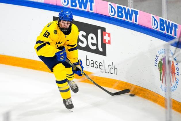 BASEL, SWITZERLAND - APRIL 29: Noah Dower Nilsson of Sweden in action during the semi final of U18 Ice hockey, Eishockey World Championship, WM, Weltmeisterschaft match between Sweden and Canada at St. Jakob-Park on April 29, 2023 in Basel, Switzerland. Basel St. Jakob-Park Basel-Stadt Switzerland Copyright: xJustPictures.ch JarixPestelaccix