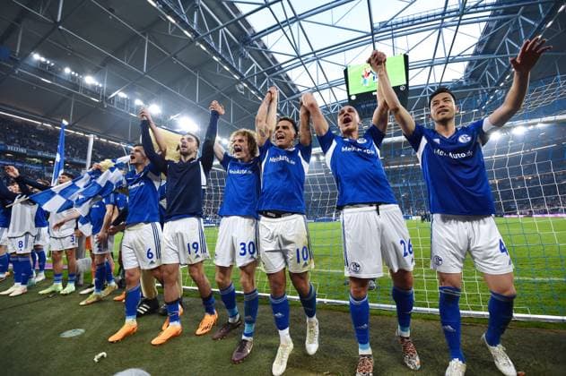 Bilder des Jahres 2023, Sport 04 April Sport Themen der Woche KW17 Schalkes Spieler feiern den Sieg 29.04.2023, Fussball GER, Saison 2022 2023, 1. Bundesliga, 30. Spieltag, FC Schalke 04 - SV Werder Bremen Gelsenkirchen Veltins Arena Nordrhein Westfalen Deutschland *** Schalke players celebrate victory 29 04 2023, football GER, season 2022 2023, 1 Bundesliga, matchday 30, FC Schalke 04 SV Werder Bremen Gelsenkirchen Veltins Arena Nordrhein Westfalen Germany Team2