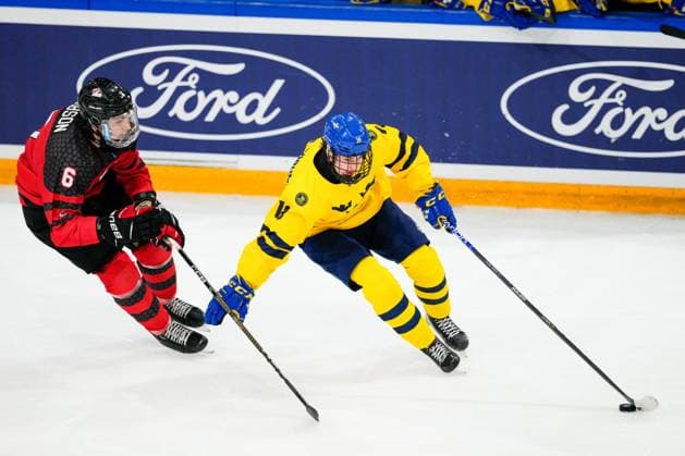 BASEL, SWITZERLAND - APRIL 29: Andrew Gibson of Canada (L) trying to stop Felix Unger Sorum of Sweden (R) <during the semi final of U18 Ice hockey, Eishockey World Championship, WM, Weltmeisterschaft match between Sweden and Canada at St. Jakob-Park on April 29, 2023 in Basel, Switzerland. Basel St. Jakob-Park Basel-Stadt Switzerland Copyright: xJustPictures.ch JarixPestelaccix