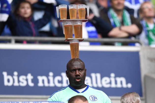 Sport Themen der Woche KW17 Sport Bilder des Tages Fußball 1. Bundesliga 30. Spieltag FC Schalke 04 - SV Werder Bremen am 29.04.2023 in der Veltins Arena in Gelsenkirchen Schalker Fan jongliert Bierbecher auf seinem Kopf DFL regulations prohibit any use of photographs as image sequences and or quasi-video. *** Soccer 1 Bundesliga 30 Matchday FC Schalke 04 SV Werder Bremen on 29 04 2023 at the Veltins Arena in Gelsenkirchen Schalke fan juggling beer cups on his head DFL regulations prohibit any use of photographs as image sequences and or quasi video xRx