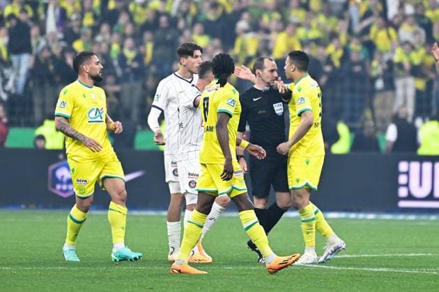 Reclamation a BENOIT Millot ( arbitre principal ) de Mostafa Mohamed ( 31 - Nantes ) - FOOTBALL : Nantes vs Toulouse - Finale Coupe de France - 29 04 2023 FedericoPestellini Panoramic 