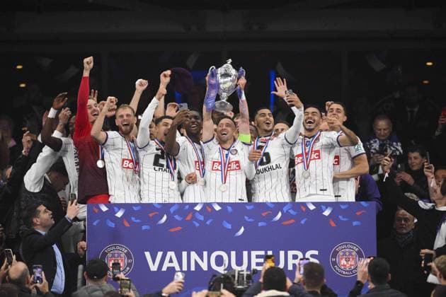 Bilder des Jahres 2023, Sport 04 April Sport Themen der Woche KW17 Sport Bilder des Tages joie des joueurs de Toulouse brandissant le trophee du vainqueur de la Coupe de France par le capitaine Brecht Dejaegere (TFC) FOOTBALL : Nantes vs Toulouse - Finale de la Coupe de France - 29 04 2023 JBAutissier Panoramic 