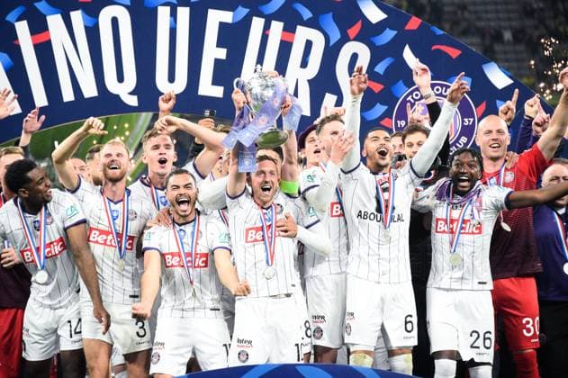 Joie des joueurs de Toulouse en fin de match avec le trophee - podium FOOTBALL : Nantes vs Toulouse - Finale Coupe de France - 29 04 2023 FedericoPestellini Panoramic 