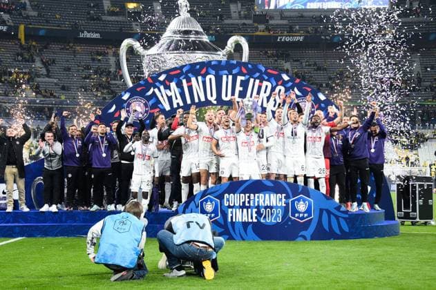 Joie des joueurs de Toulouse en fin de match avec le trophee - podium FOOTBALL : Nantes vs Toulouse - Finale Coupe de France - 29 04 2023 FedericoPestellini Panoramic 
