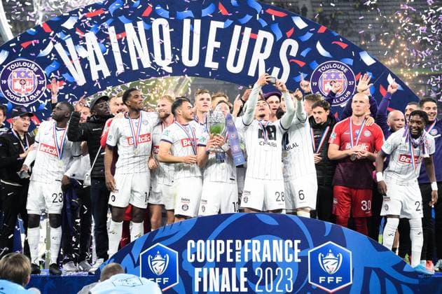 Joie des joueurs de Toulouse en fin de match avec le trophee - podium FOOTBALL : Nantes vs Toulouse - Finale Coupe de France - 29 04 2023 FedericoPestellini Panoramic 