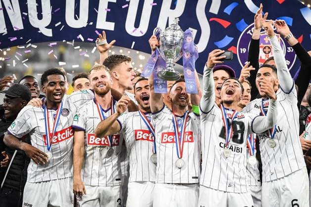 April 29, 2023, Saint-Denis, France, France: Team of Toulouse celebrates his victory with the trophy during the French Cup Final match between FC Nantes and Toulouse FC at Stade de France on April 29, 2023 in Saint-Denis near Paris, France. Saint-Denis France - ZUMAm308 20230429_zsp_m308_010 Copyright: xMatthieuxMirvillex